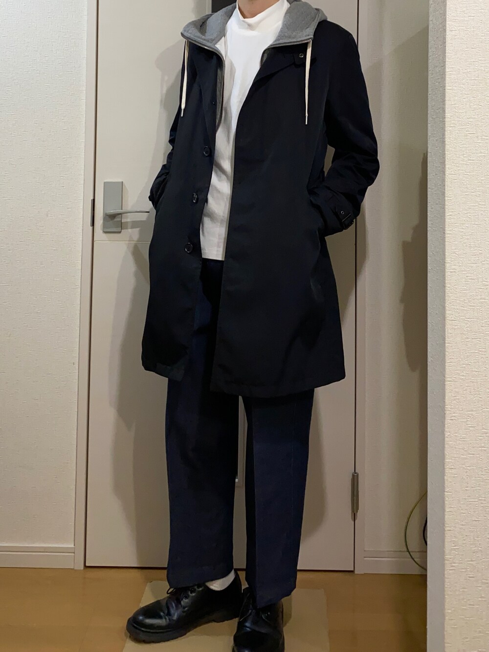 「JUNKO SHIMADAのアイテム（トレンチコート、ブラック系）」を使った、sshuhoさん（メンズ・173cm）の秋コーディネートの1枚目の写真