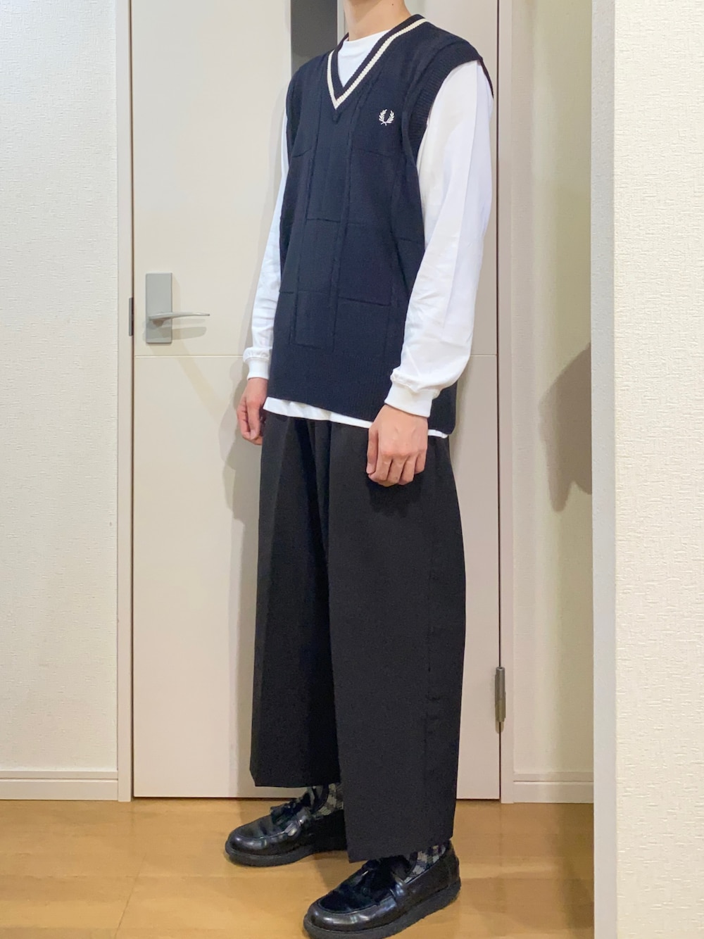 「FRED PERRYのアイテム（ベスト、ブラック系）」を使った、sshuhoさん（メンズ・173cm）の秋コーディネートの1枚目の写真