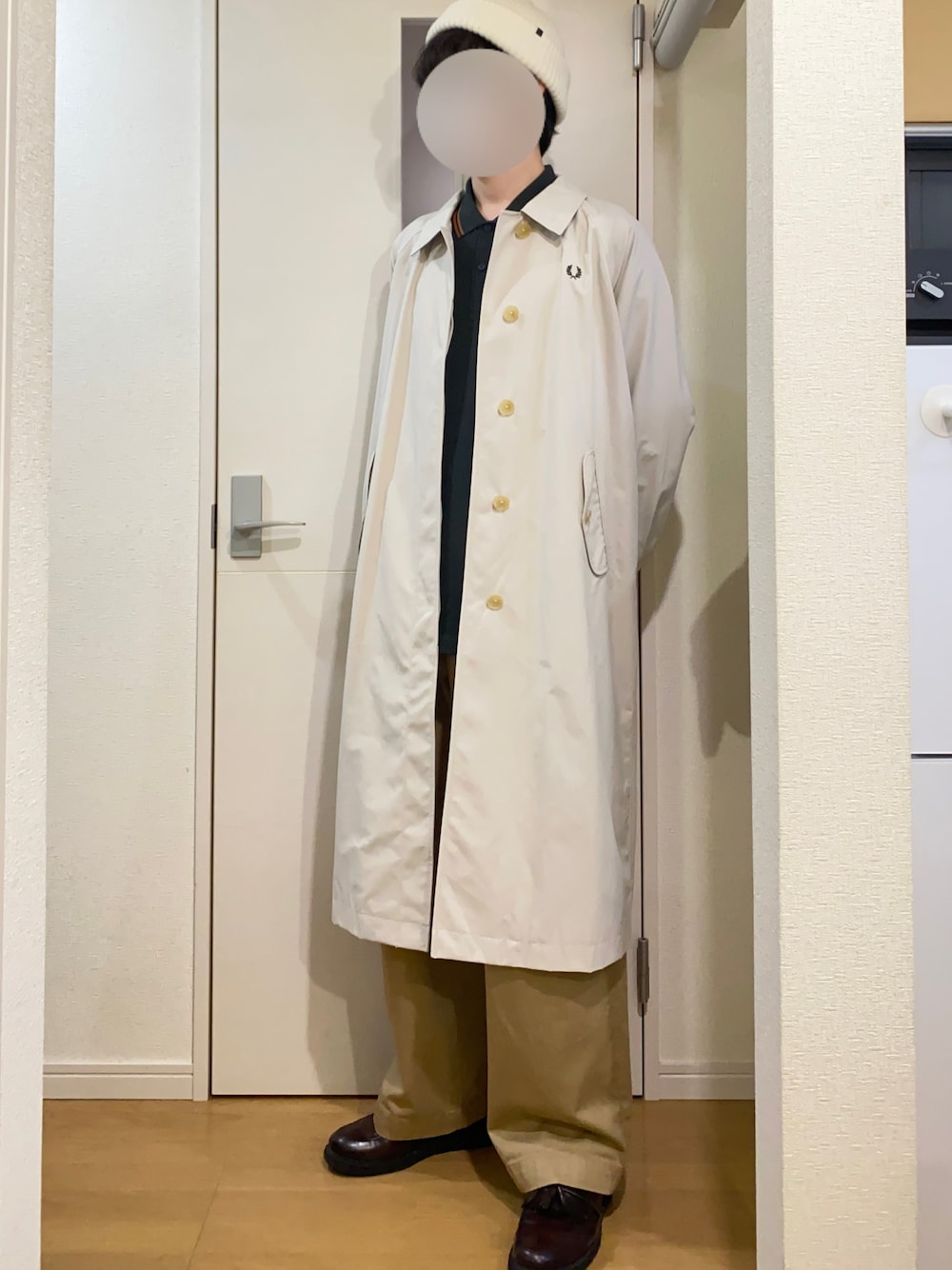 「FRED PERRYのアイテム（ステンカラーコート、ホワイト系）」を使った、sshuhoさん（メンズ・173cm）の秋コーディネートの1枚目の写真
