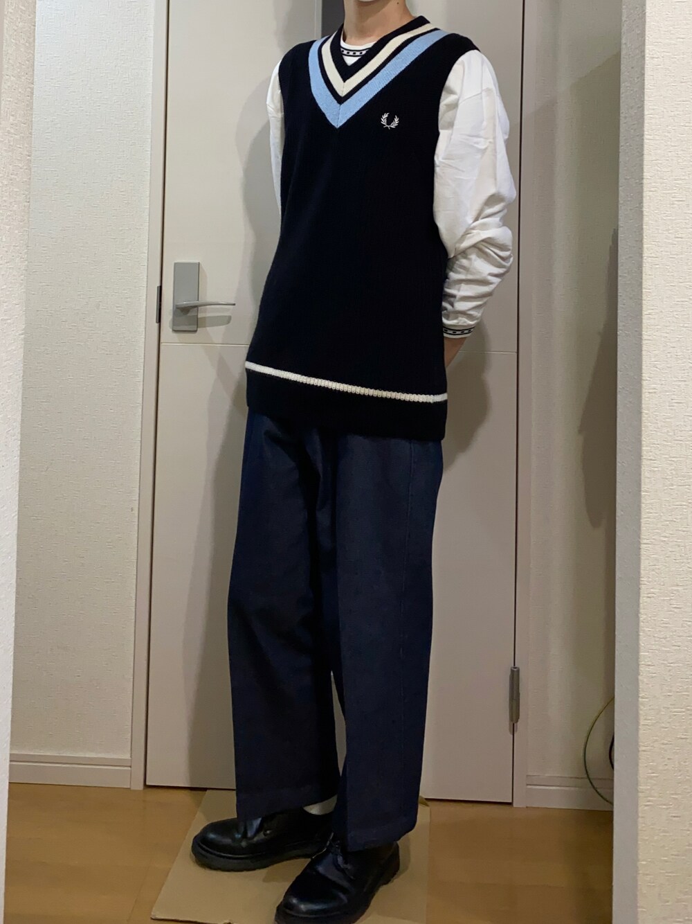 「FRED PERRYのアイテム（ベスト、ブラック系）」を使った、sshuhoさん（メンズ・173cm）の秋コーディネートの1枚目の写真