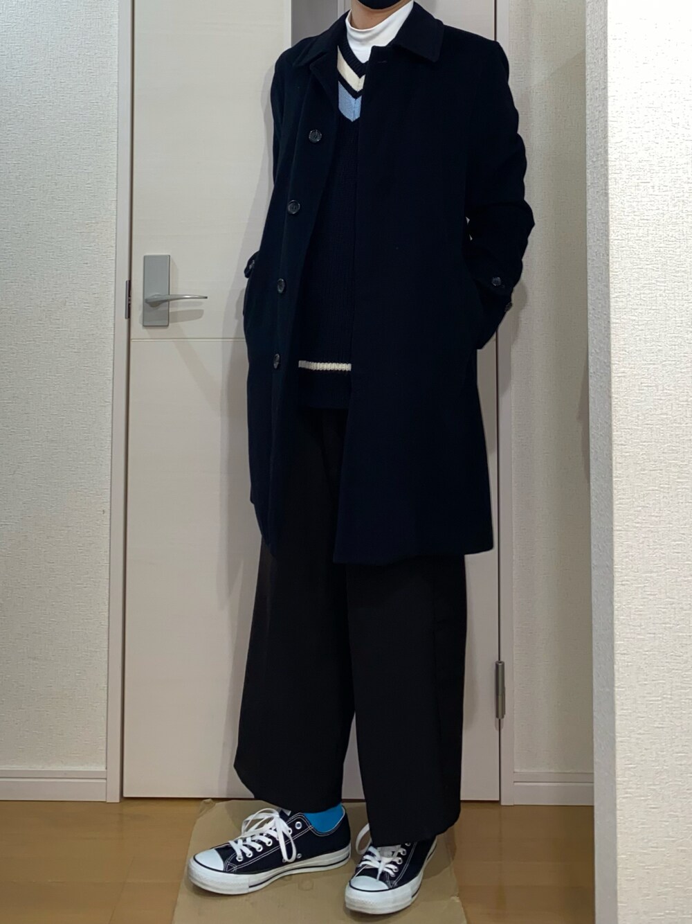 「CONVERSEのアイテム（スニーカー、ブラック系）」を使った、sshuhoさん（メンズ・173cm）の冬コーディネートの1枚目の写真