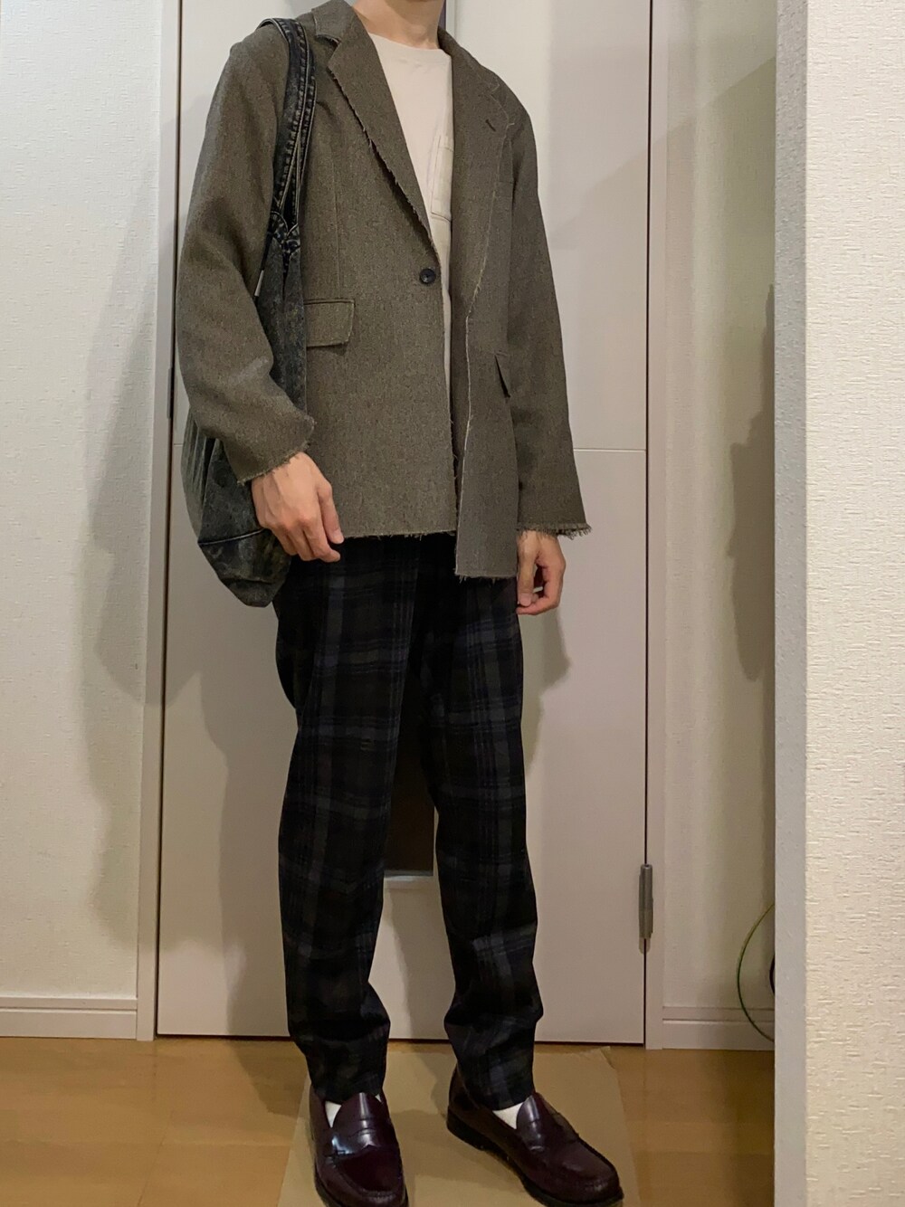 「BEAMSのアイテム（テーラードジャケット、グレー系）」を使った、sshuhoさん（メンズ・173cm）の秋コーディネートの1枚目の写真