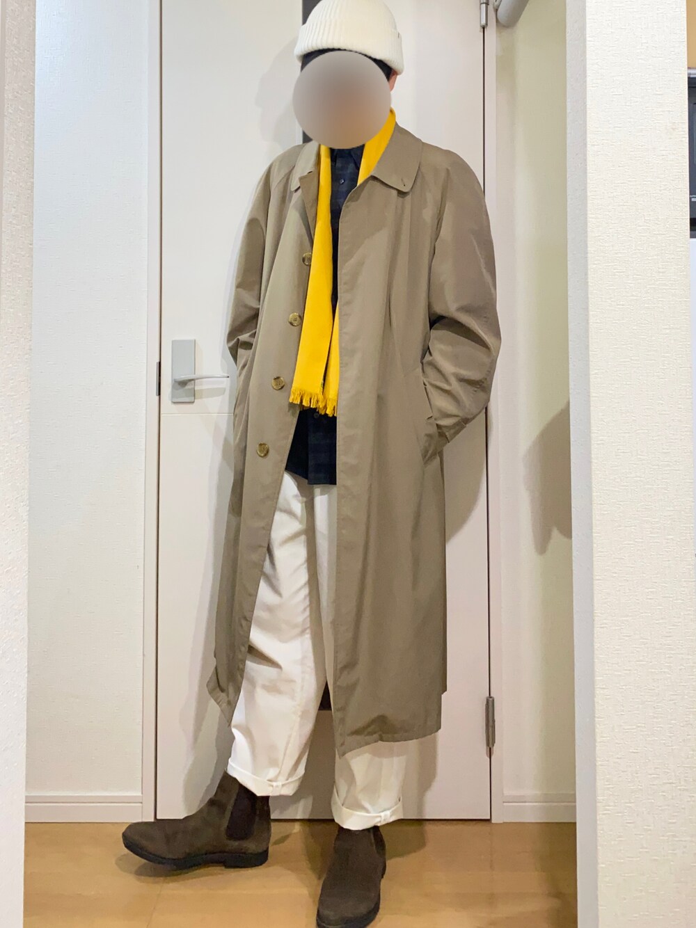 「BURBERRYのアイテム（ステンカラーコート、ベージュ系）」を使った、sshuhoさん（メンズ・173cm）の秋コーディネートの1枚目の写真