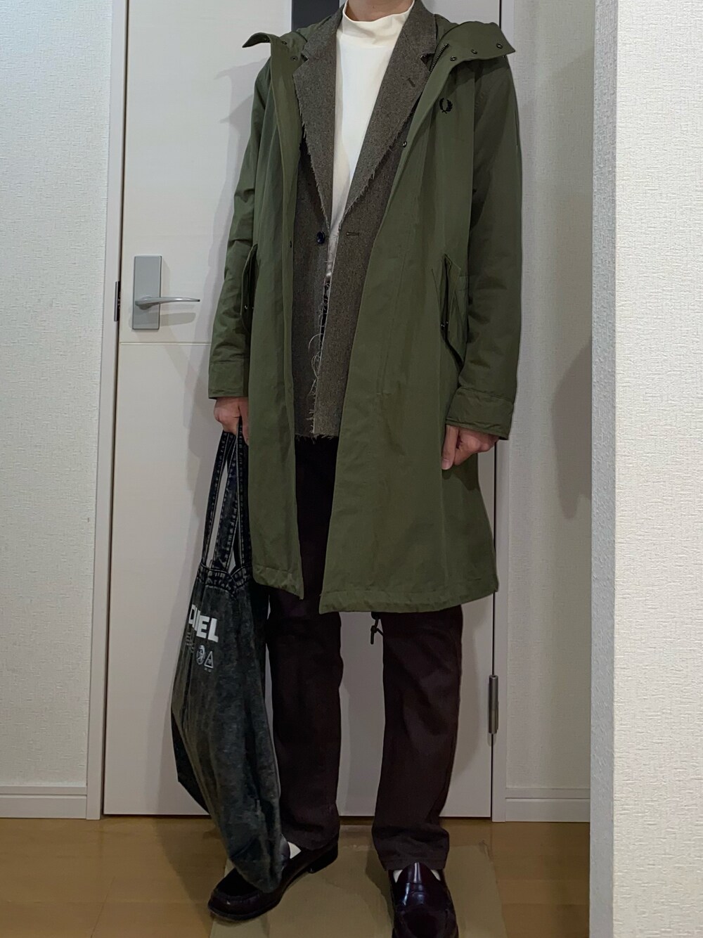 「BEAMSのアイテム（テーラードジャケット、グレー系）」を使った、sshuhoさん（メンズ・173cm）の冬コーディネートの1枚目の写真