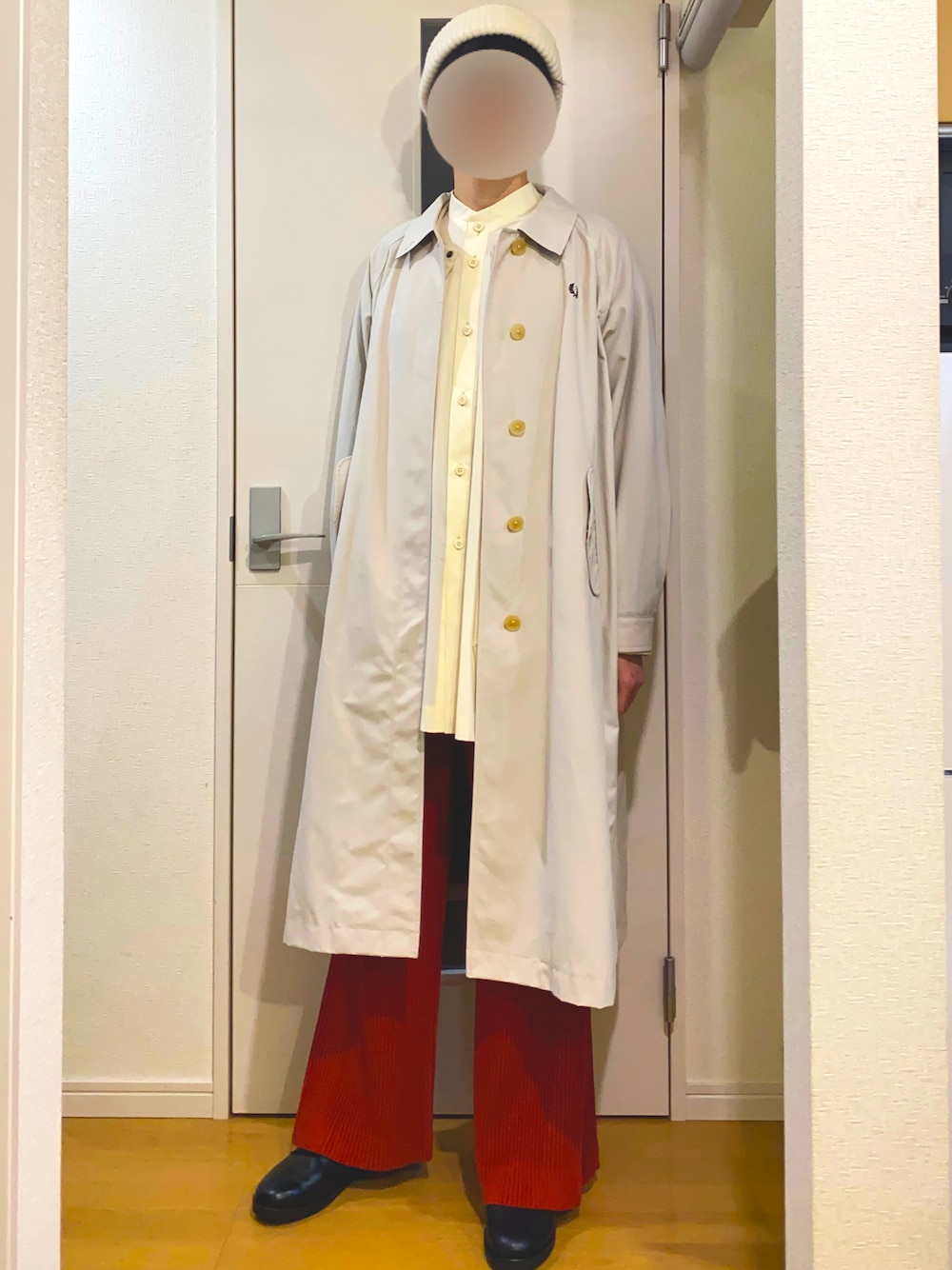 「FRED PERRYのアイテム（ステンカラーコート、ホワイト系）」を使った、sshuhoさん（メンズ・173cm）の冬コーディネートの1枚目の写真