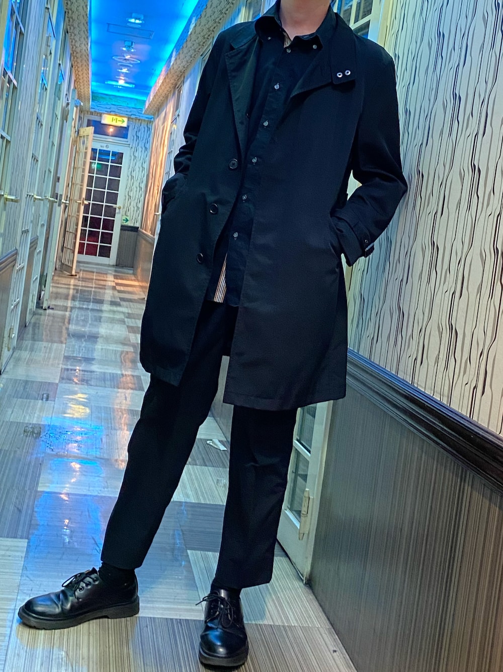 「JUNKO SHIMADAのアイテム（トレンチコート、ブラック系）」を使った、sshuhoさん（メンズ・173cm）の秋コーディネートの1枚目の写真