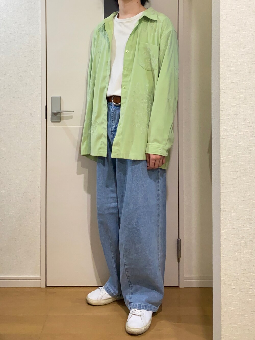 「Chikashitsu +のアイテム（デニムパンツ、ブルー系）」を使った、sshuhoさん（メンズ・173cm）の春コーディネートの1枚目の写真