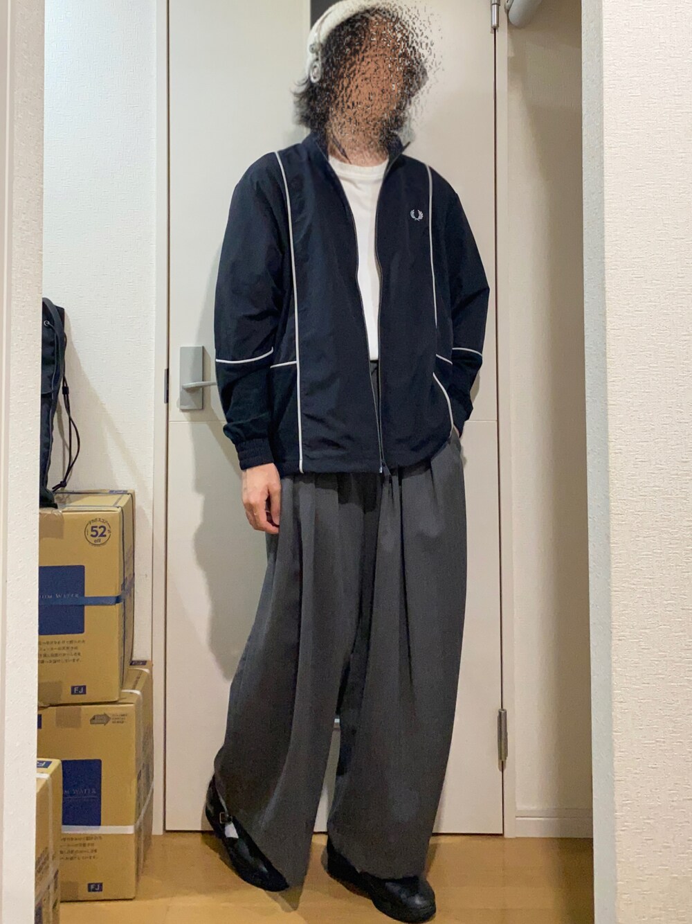 「MAISON SPECIALのアイテム（スラックス、グレー系）」を使った、sshuhoさん（メンズ・173cm）の秋コーディネートの1枚目の写真
