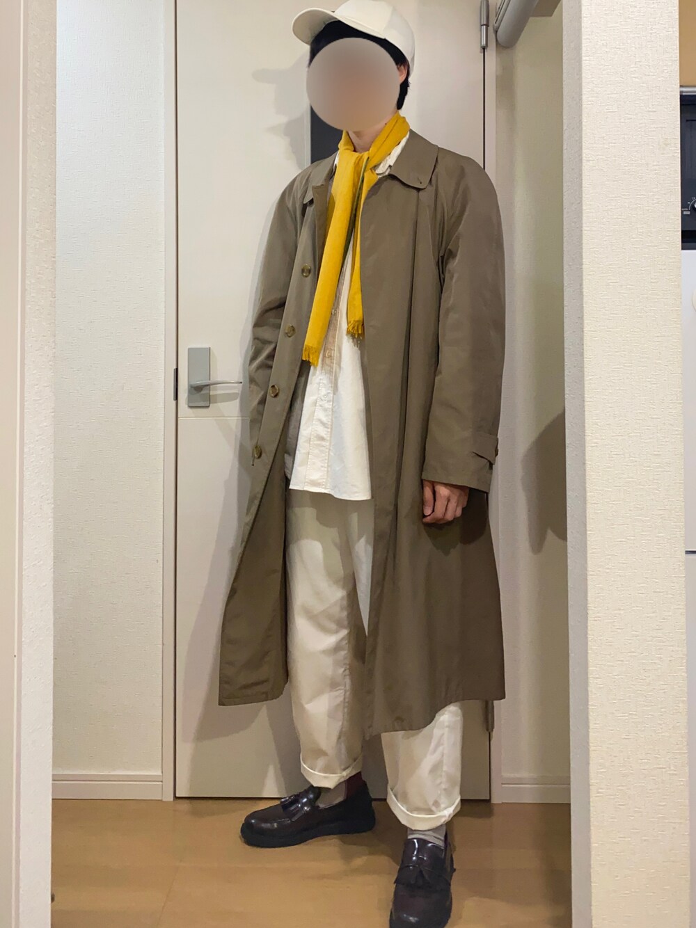 「BURBERRYのアイテム（ステンカラーコート、ベージュ系）」を使った、sshuhoさん（メンズ・173cm）の秋コーディネートの1枚目の写真