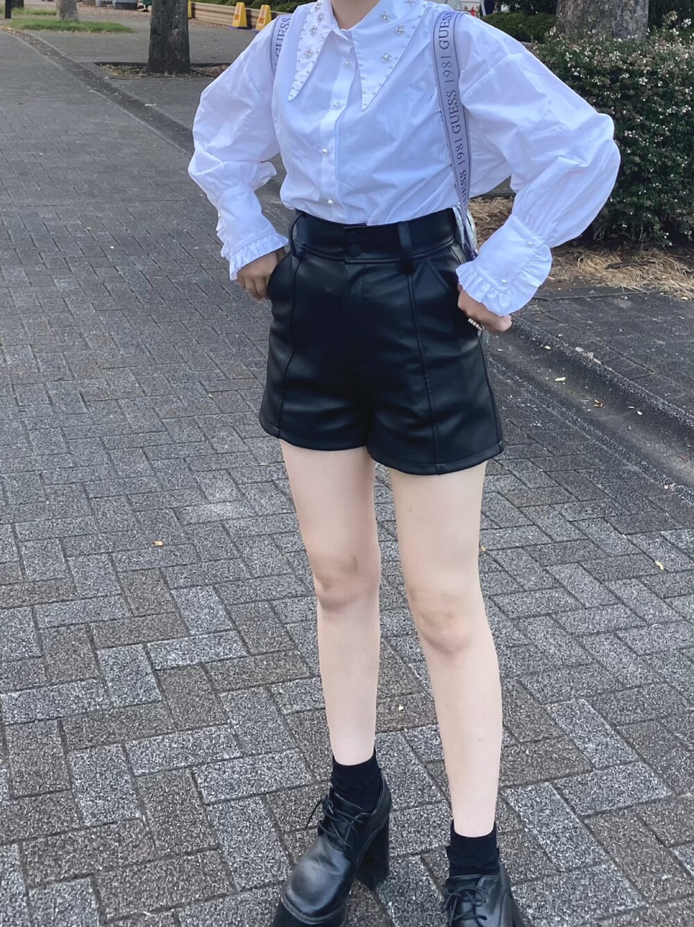 シルバー系のバックパック/リュック、ホワイト系のシャツ/ブラウス、ブラック系のその他パンツを着用したレディースの秋コーディネートの1枚目の写真