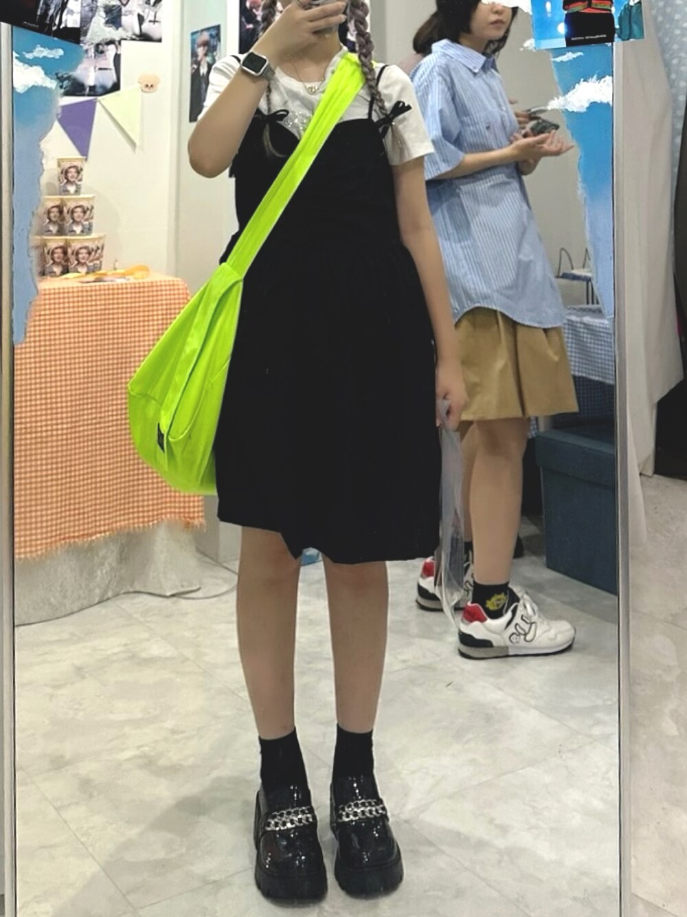 ホワイト系のTシャツ/カットソー、ブラック系のワンピース/ドレス、ブラック系のローファーを着用したレディースの秋コーディネートの1枚目の写真