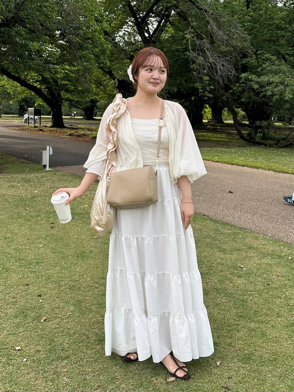 「ワントーン、女子ウケ、着痩せ・細見え、ローリーズスタイル_LOWRYS FARM、大人女子カジュアル_LOWRYS FARM、LOWRYS FARM」｜「A part byのクロスフラットサンダル（サンダル、ブラウン系）」を使った、tomoneさん（レディース・158cm）の春コーディネートの1枚目の写真