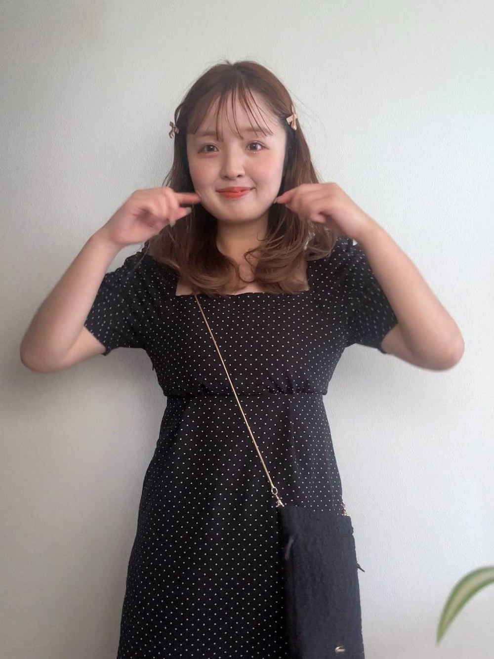 ブラック系のショルダーバッグ、ブラック系のワンピースを着用したレディースの春コーディネートの1枚目の写真