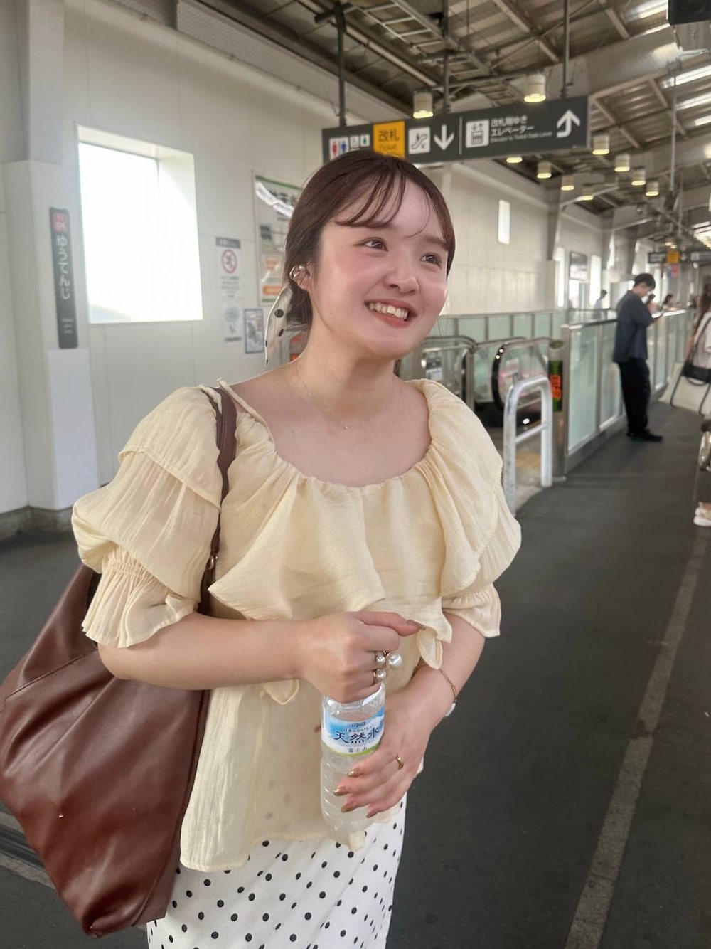 ホワイト系のスカート、ホワイト系のバレッタ/ヘアクリップを着用したレディースの夏コーディネートの1枚目の写真