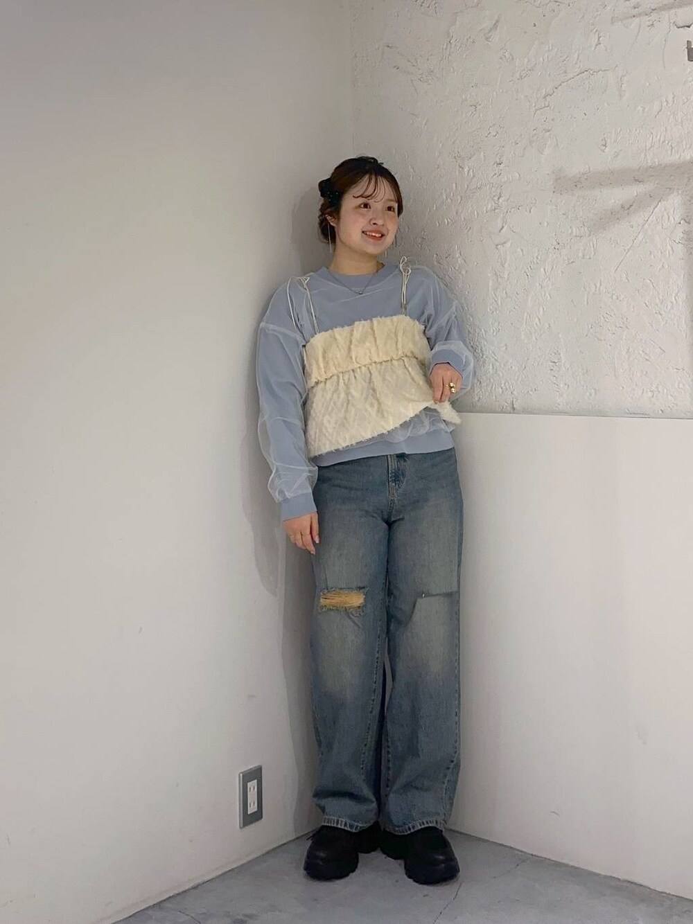 ブルー系のデニムパンツ、ブルー系のニット/セーター、ブラック系のバレッタ/ヘアクリップを着用したレディースの春コーディネートの1枚目の写真