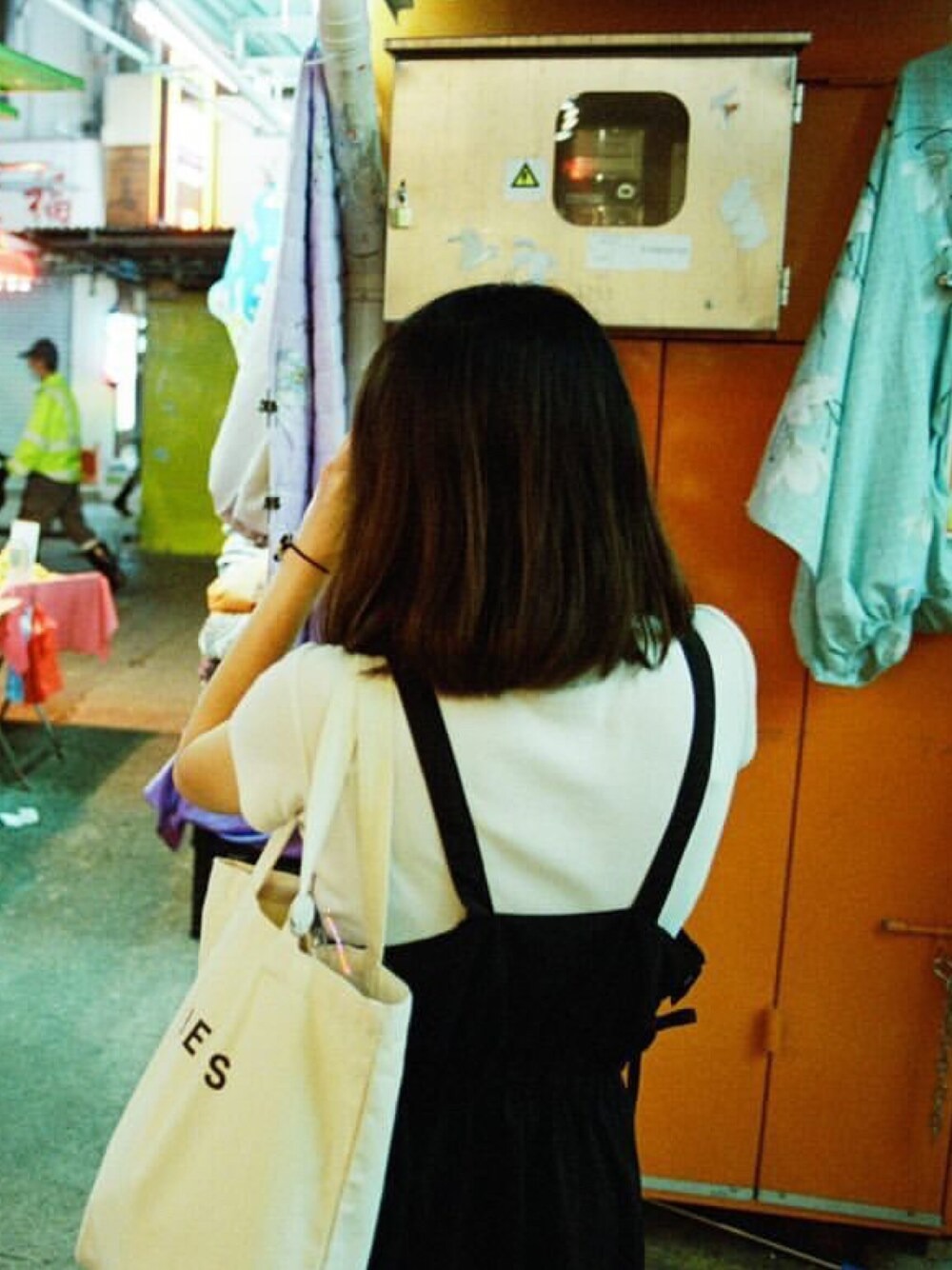 ホワイト系のエコバッグ/サブバッグを着用したレディースの夏コーディネートの1枚目の写真