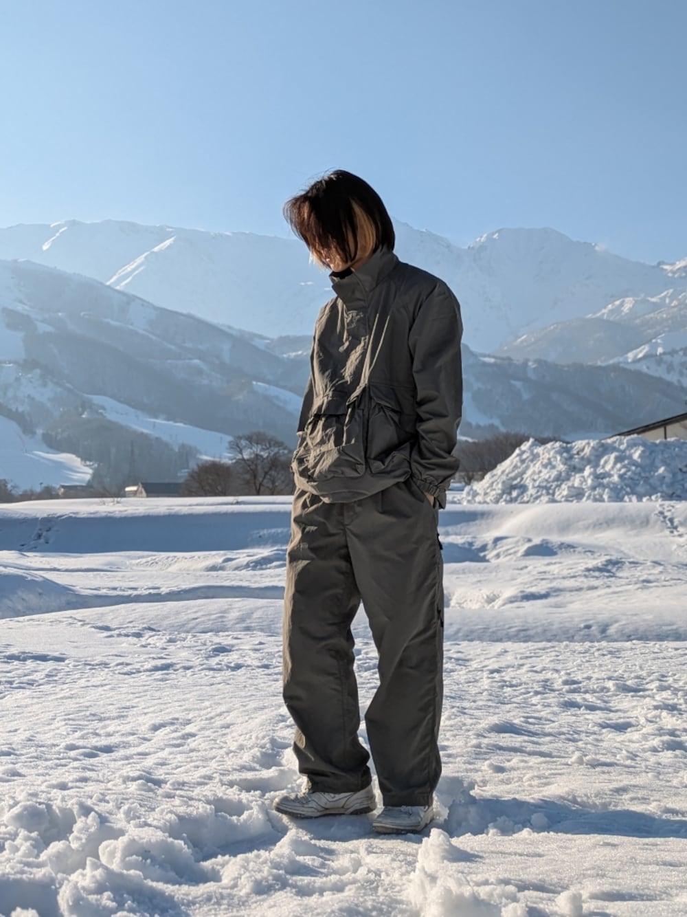 「ジャケット、春色、春めき満開コーデ、春コーデ、休日コーデ、ストリートコーデ、春服、カジュアルスタイル、リラックススタイル、大人コーデ、ビッグシルエット、メンズファッション、ファッションを楽しもう、大人カジュアル、春夏コーデ」｜「Snow PeakのNylon Tussah Anorak プルオーバー（その他アウター、グリーン系）」を使った、kiriyama27さん（メンズ・182cm）の春コーディネートの1枚目の写真