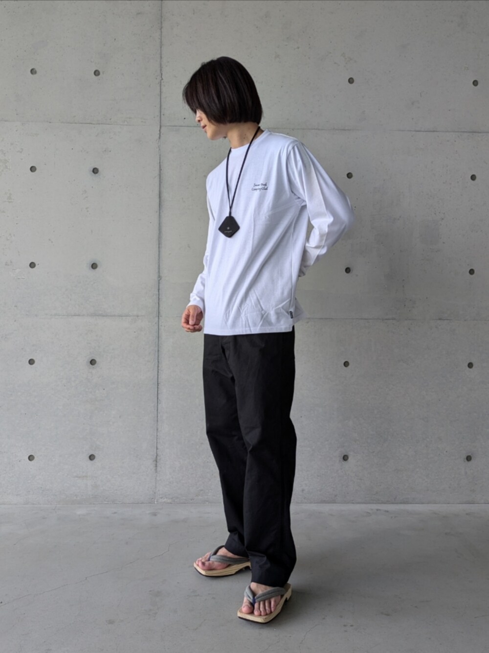 「アツいコーデ全部見せ、お出かけコーデ、シャツスタイル、秋服準備はじめました、メンズファッション、お洒落さんとつながりたい、今日のコーデ、大人カジュアル、休日コーデ、ロンT、ホワイト、シンプルスタイル、きれいめカジュアル、ゆるコーデ」｜「Snow PeakのSnow Peak Camping Club Long Sleeve T-Shirt（Tシャツ/カットソー、ホワイト系）」を使った、kiriyama27さん（メンズ・182cm）の夏コーディネートの1枚目の写真