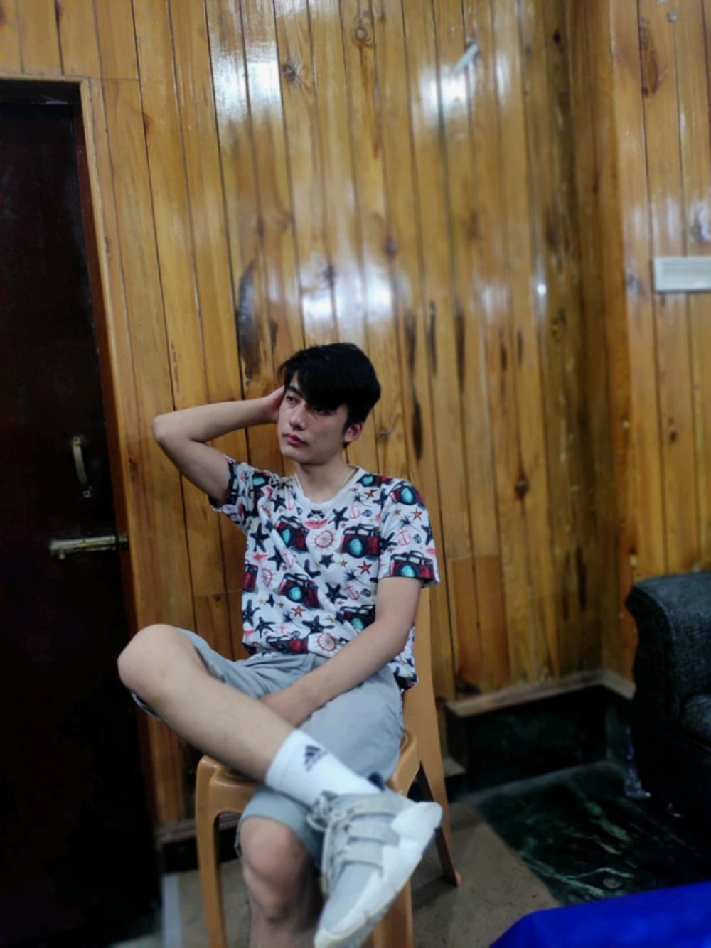 グレー系のチノパンツ、グレー系のスニーカー、その他のTシャツ/カットソーを着用したメンズの秋コーディネートの1枚目の写真