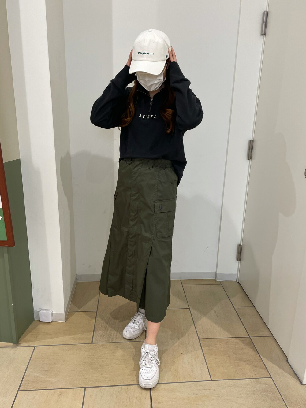 「スニーカー、スカート、カジュアル、AVIREX、大人カジュアル、スニーカーコーデ、大人女子、カジュアルコーデ、ハーフジップ、AVIREXBelle」｜「AVIREXの【直営店限定】AVIREX HARF ZIP SWEAT/ ハーフジップスウェット / アヴィレックス（スウェット、ブラック系）」を使った、ayusaさん（レディース・165cm）の冬コーディネートの1枚目の写真