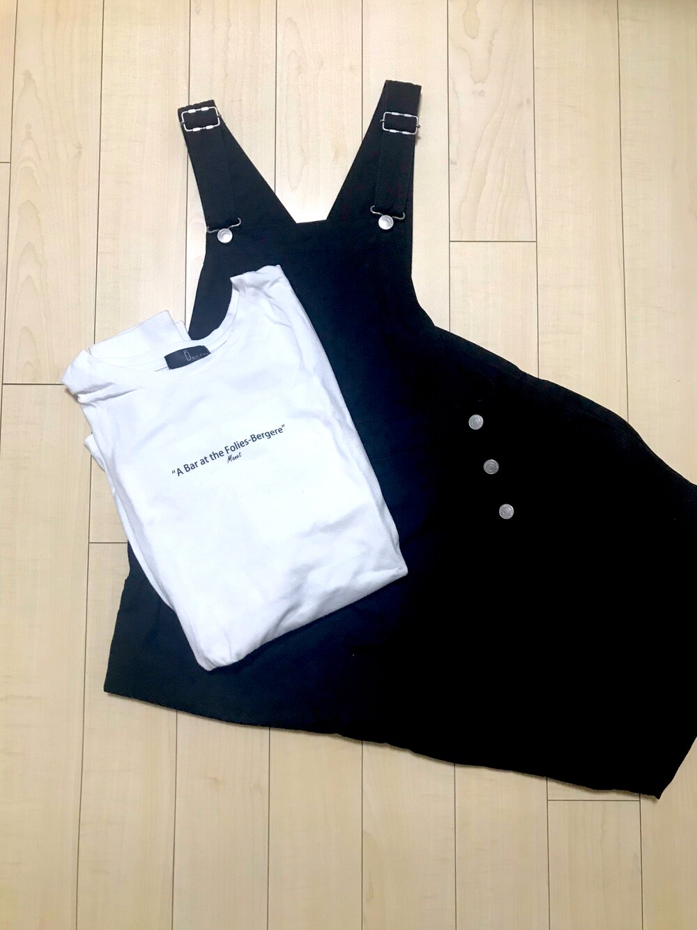 「秋コーデ、シンプルコーデ、オーバーオール、通勤コーデ、モノトーン、仕事コーデ」｜「ZIP FIVEのアイテム（Tシャツ/カットソー、ホワイト系）」を使った、date2830さん（レディース・162cm）の秋コーディネートの1枚目の写真