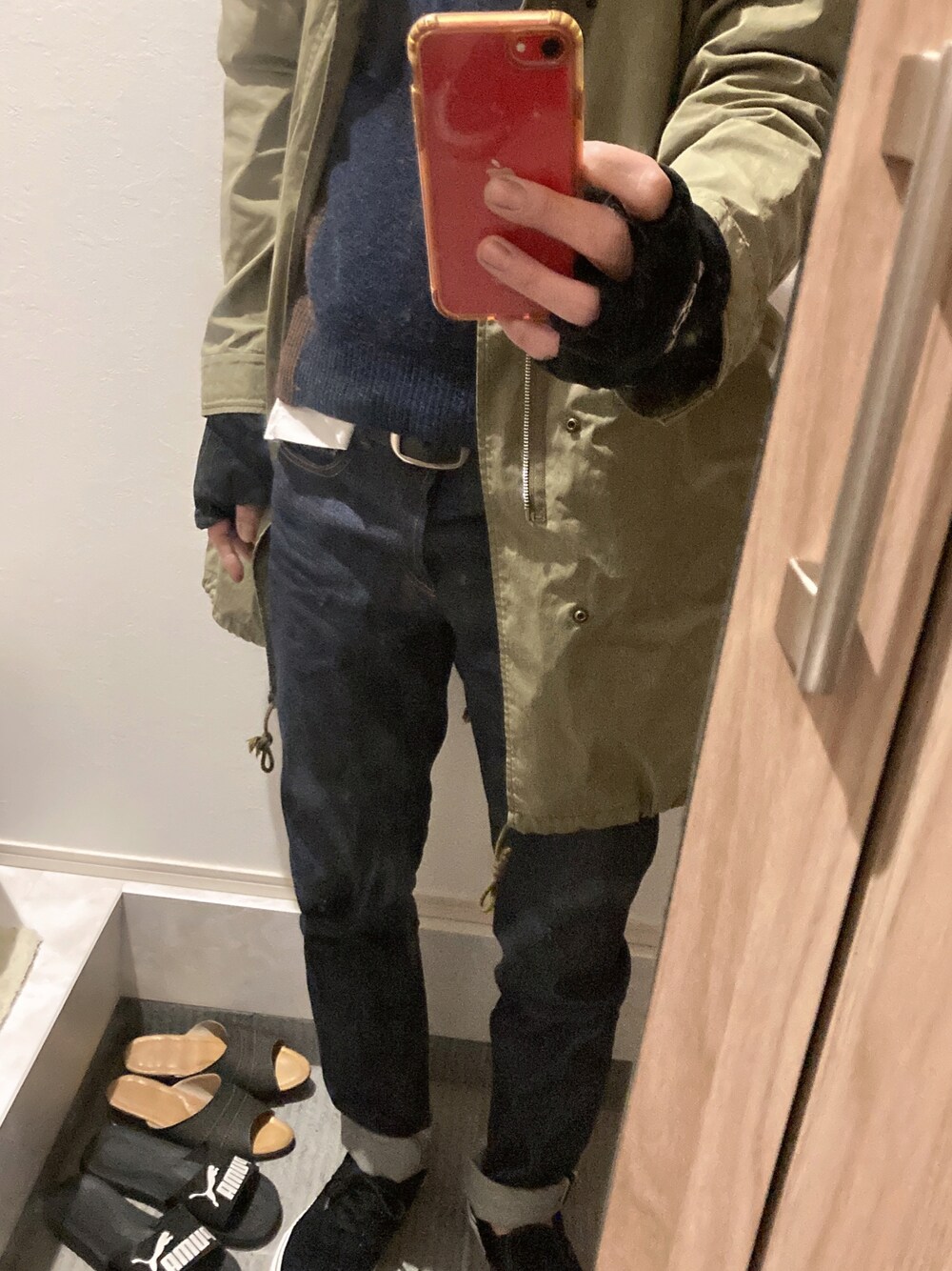 「デニムコーデ、スリッポン、スニーカーコーデ、A.P.C.」｜「MR.GENTLEMANのアイテム（ニット/セーター、ブラウン系）」を使った、0540925さん（メンズ・181cm）の春コーディネートの1枚目の写真