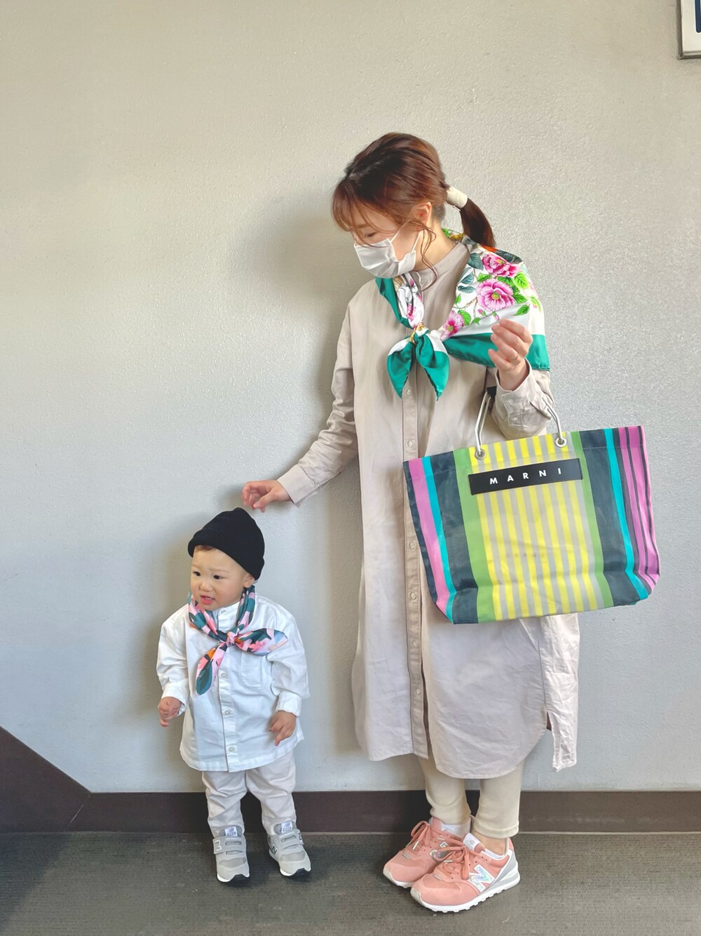 「無印良品、リンクコーデ、親子コーデ、おそろいコーデ、淡色コーデ、春服みてみて、ニューバランス、ニューバランス996、春カラー、カジュアル、春コーデ、シャツスタイル、スカーフ、スタンドカラーシャツ、休日コーデ」｜「無印良品のアイテム（シャツ/ブラウス、ホワイト系）」を使った、あると/うたはさん（キッズ・80cm）の春コーディネートの1枚目の写真
