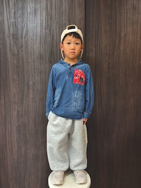 「PAIRMANON STREET（ペアマノンストリート）の【PAIRMANON STREET】裏起毛 ワンポイント 刺繍 バルーン ロング パンツ（スウェットパンツ）」を使った、あると/うたはさん（キッズ・90cm）の秋コーディネート