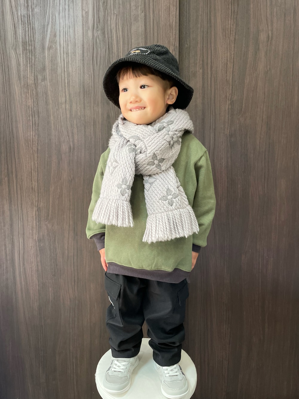 「ファッションを楽しもう、冬コーデ、マフラーぐるぐる、カーゴパンツ、プチプラ、カジュアルコーデ、スニーカー、マフラー、スウェット、ストリート、秋冬コーデ、バケットハット、コーデュロイ」｜「ZARA KIDSのアイテム（ハット、ブラック系）」を使った、あると/うたはさん（キッズ・90cm）の秋コーディネートの1枚目の写真