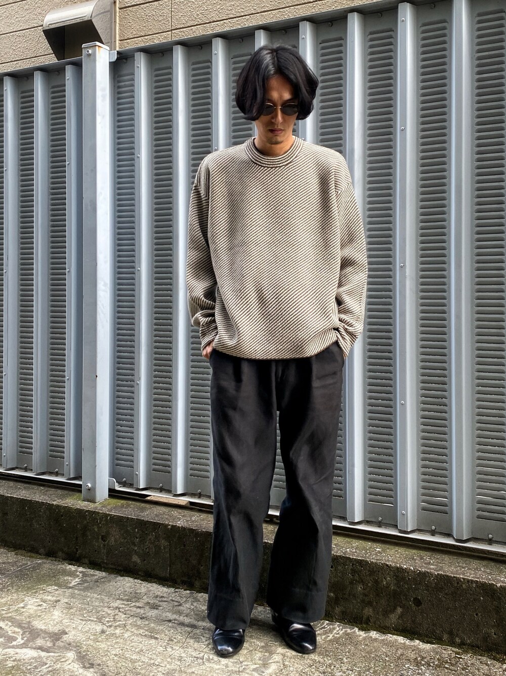 その他のニット/セーター、ブラック系のパンツ、ブラック系のドレスシューズを着用したメンズの冬コーディネートの1枚目の写真