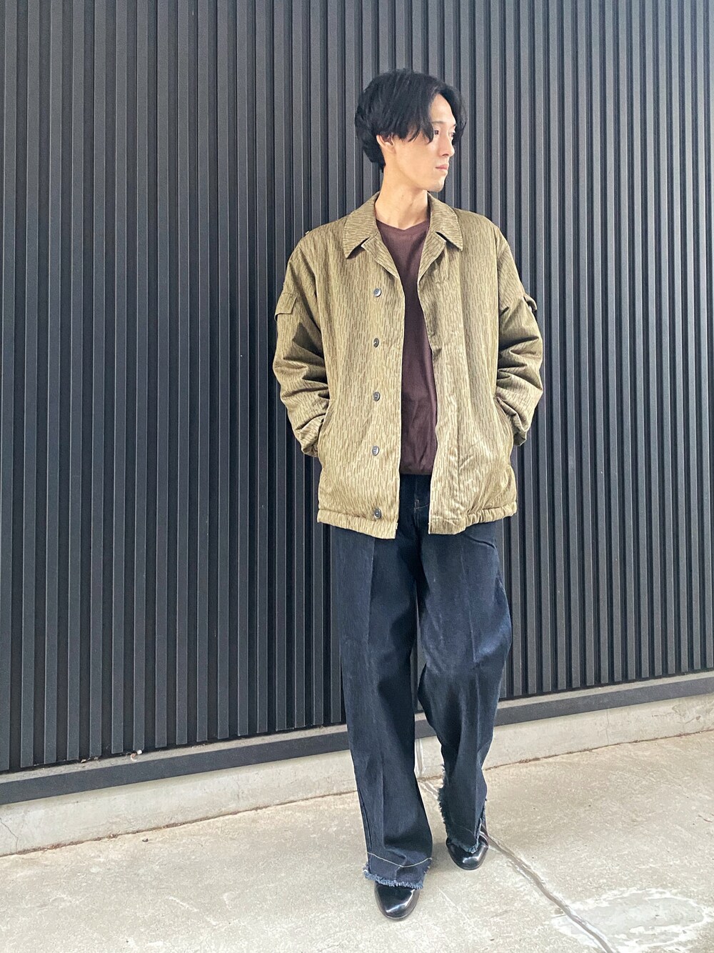 ブラック系のドレスシューズ、ブルー系のデニムパンツ、ブラウン系のTシャツ/カットソーを着用したメンズの春コーディネートの1枚目の写真