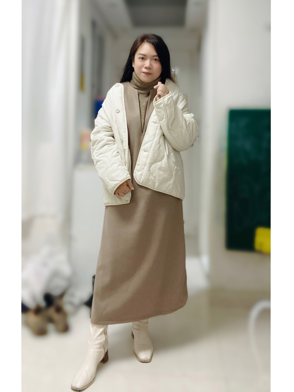 「select MOCA by sonの2022 AW キーネックロングベストワンピース（ワンピース、ベージュ系）」を使った、Amy Leeさん（レディース・158cm）の冬コーディネートの1枚目の写真
