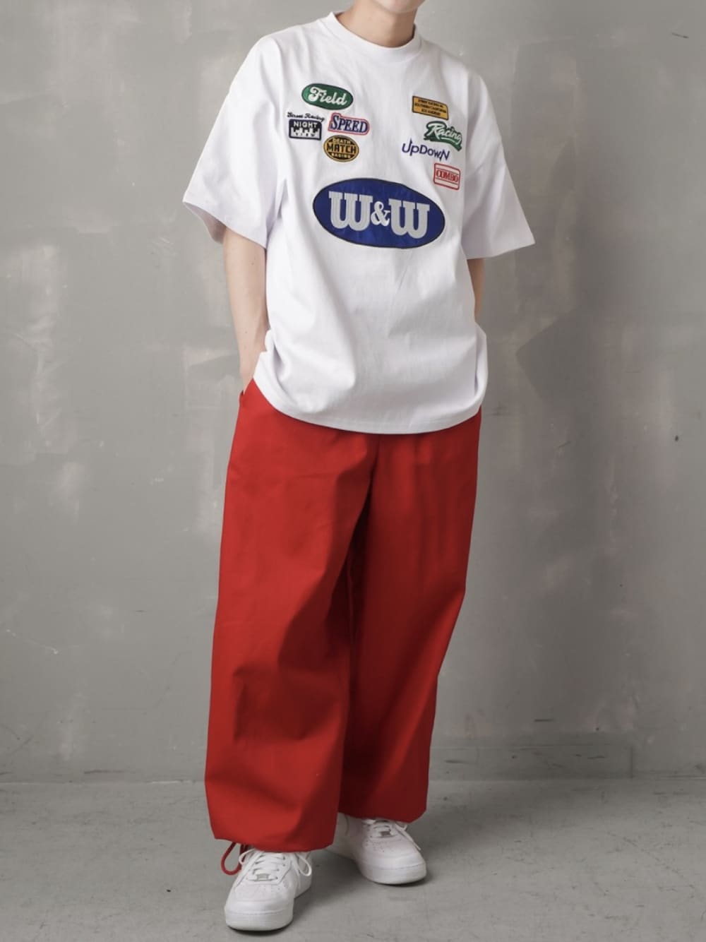 「ビックシルエット、Tシャツ、ワイドパンツ、カラーパンツ、白スニーカー」｜「SPINNSの【ビッグシルエット】レーシングロゴ刺繍ワッペン ビッグTシャツ（Tシャツ/カットソー、ホワイト系）」を使った、SPINNS_MEN【スピンズ】さん（メンズ・177cm）の春コーディネートの1枚目の写真