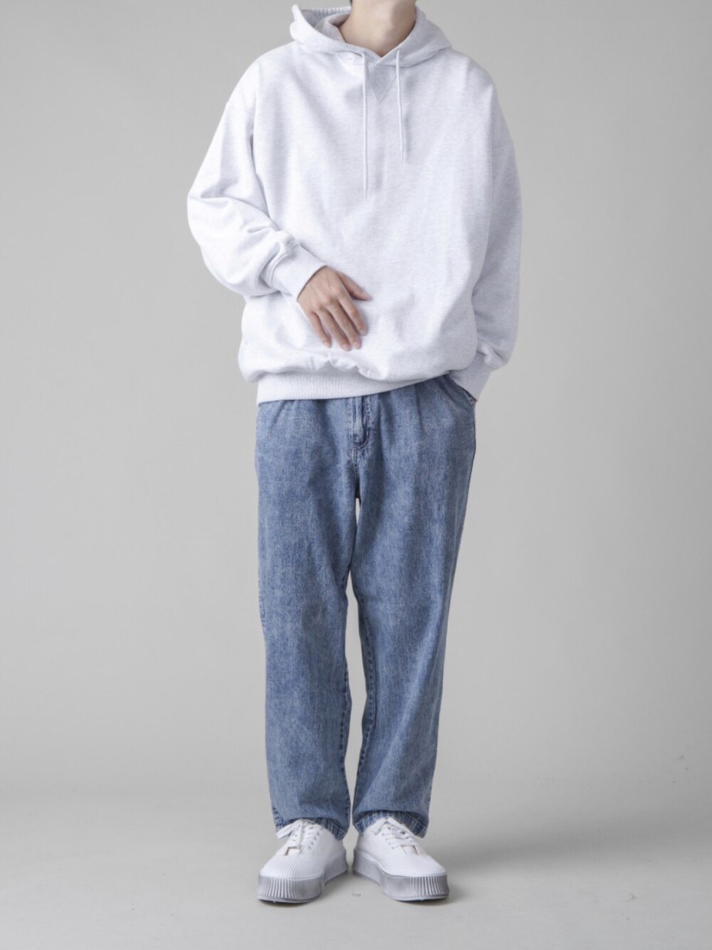 「秋服準備はじめました、パーカー、プルオーバー、休日スタイル、ケミカルウォッシュ、シンプルスタイル、バルーンシルエット」｜「SPINNSの【6色展開】裏毛カラープルオーバーパーカー（パーカー、グレー系）」を使った、SPINNS_MEN【スピンズ】さん（メンズ・177cm）の秋コーディネートの1枚目の写真