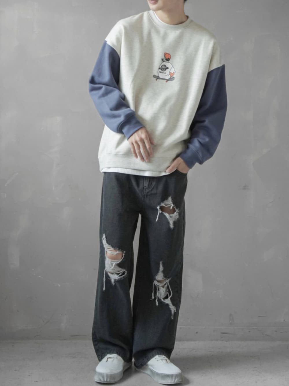 「スウェット、厚底シューズ、ダメージデニムパンツ、秋コーデ、ビックシルエット、休日スタイル」｜「SPINNSのダメージ加工 デニムバギーパンツ（デニムパンツ、ブラック系）」を使った、SPINNS_MEN【スピンズ】さん（メンズ・177cm）の秋コーディネートの1枚目の写真