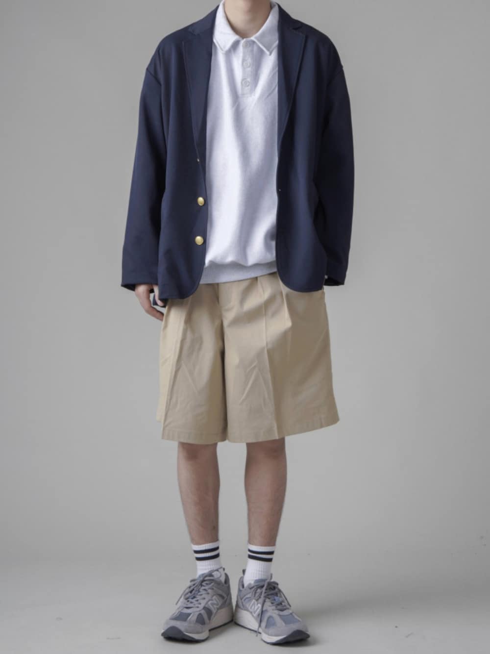 「休日スタイル、ビックシルエット、きれいめカジュアル、シンプルコーデ、ジャケットスタイル、秋服準備はじめました、秋トレンド2021」｜「SPINNSの【ゆったりシルエット】インサイドアウト カラーポロシャツ（ポロシャツ、グレー系）」を使った、SPINNS_MEN【スピンズ】さん（メンズ・177cm）の秋コーディネートの1枚目の写真