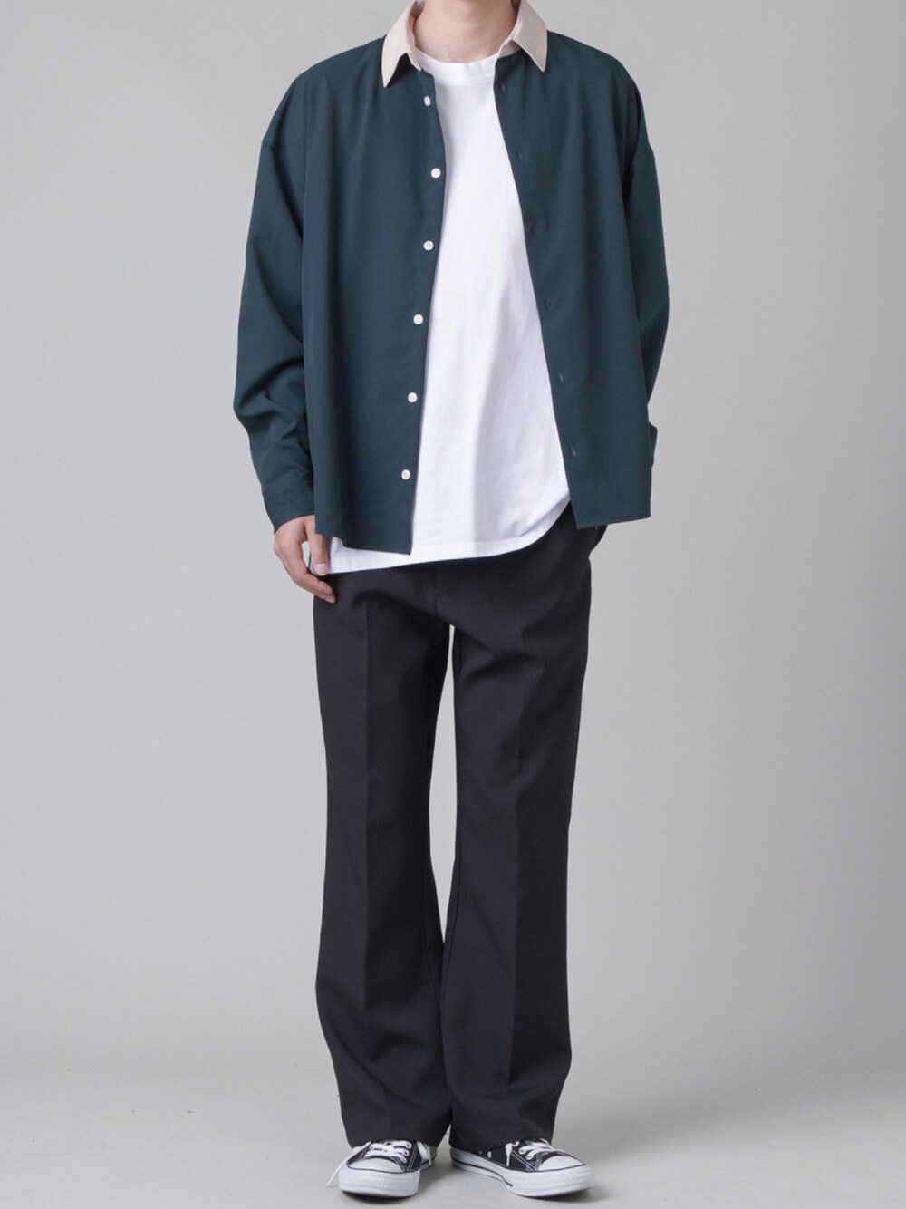 「秋トレンド2021、秋服準備はじめました、シャツスタイル、フレアパンツ、カラーパンツ、白Tシャツ、休日スタイル、シンプルコーデ」｜「SPINNSの【ゆったりシルエット】 襟切替デザイン クリレックシャツ（シャツ/ブラウス、グリーン系）」を使った、SPINNS_MEN【スピンズ】さん（メンズ・177cm）の秋コーディネートの1枚目の写真