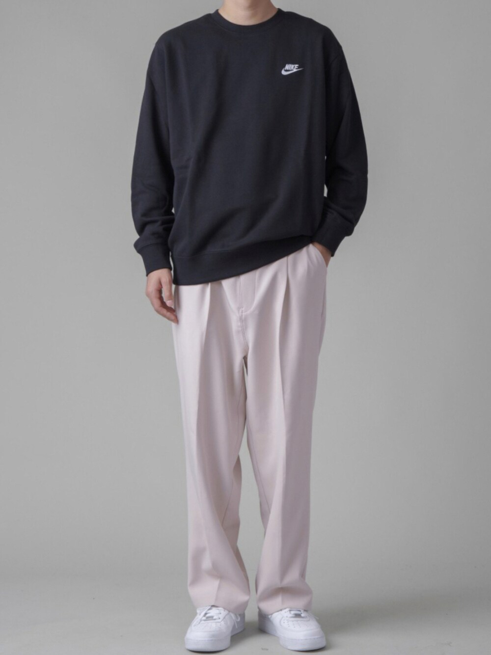 「スウェット、NIKE、カラーパンツ、休日スタイル、白スニーカー、フレアパンツ、シンプルコーデ、秋コーデ、秋服準備はじめました」｜「NIKEの【NIKE / ナイキ】ワンポイントロゴ刺繍 裏毛スウェット（スウェット、ブラック系）」を使った、SPINNS_MEN【スピンズ】さん（メンズ・177cm）の秋コーディネートの1枚目の写真