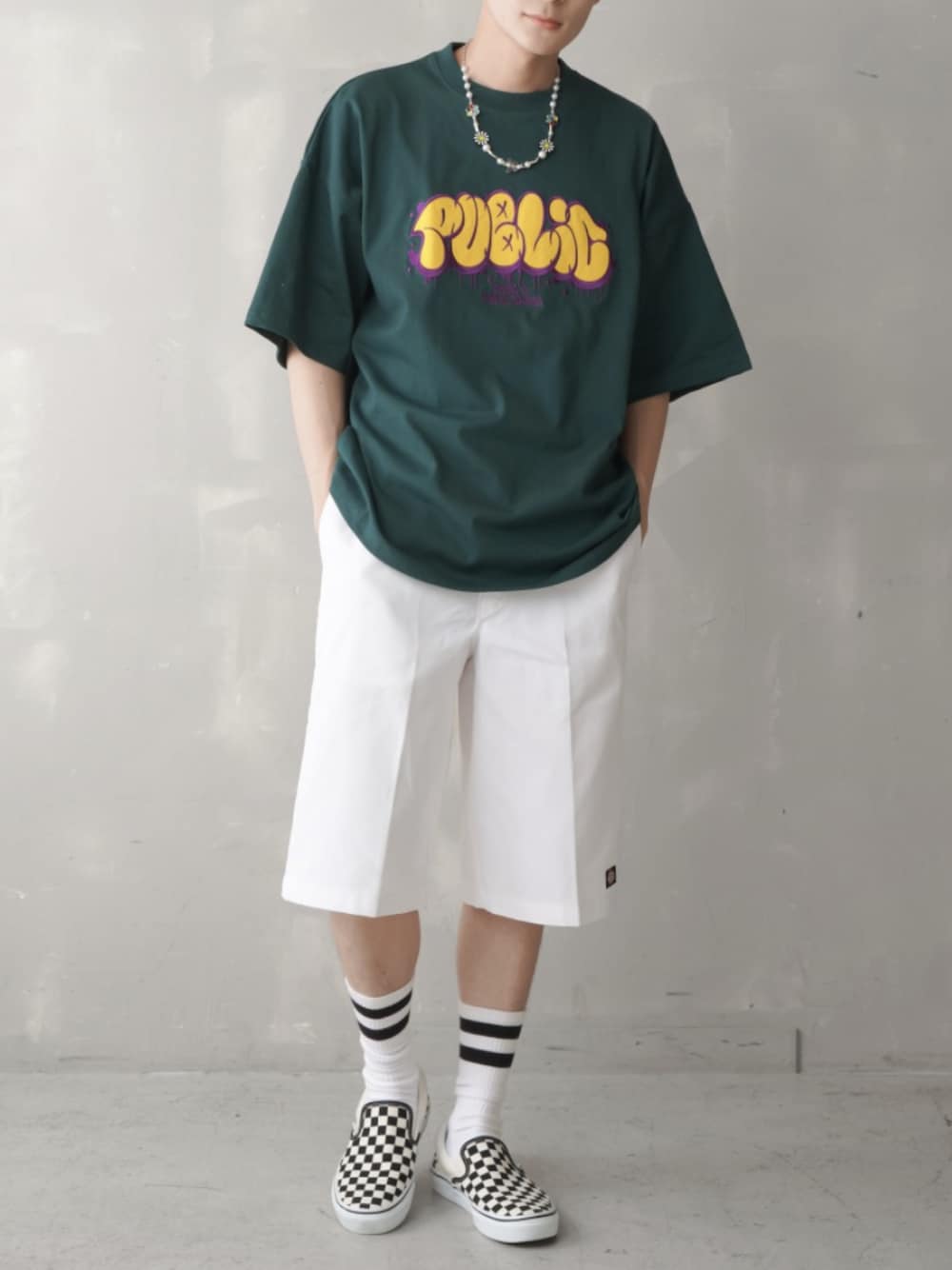 「春夏コーデ、休日スタイル、ビッグシルエット、白パンツ、カラーパンツ、Tシャツ、ごきげんウィーク」｜「SPINNSの【ビッグシルエット】PUBLICグラフィックロゴ ビッグTシャツ（Tシャツ/カットソー、ホワイト系）」を使った、SPINNS_MEN【スピンズ】さん（メンズ・177cm）の春コーディネートの1枚目の写真