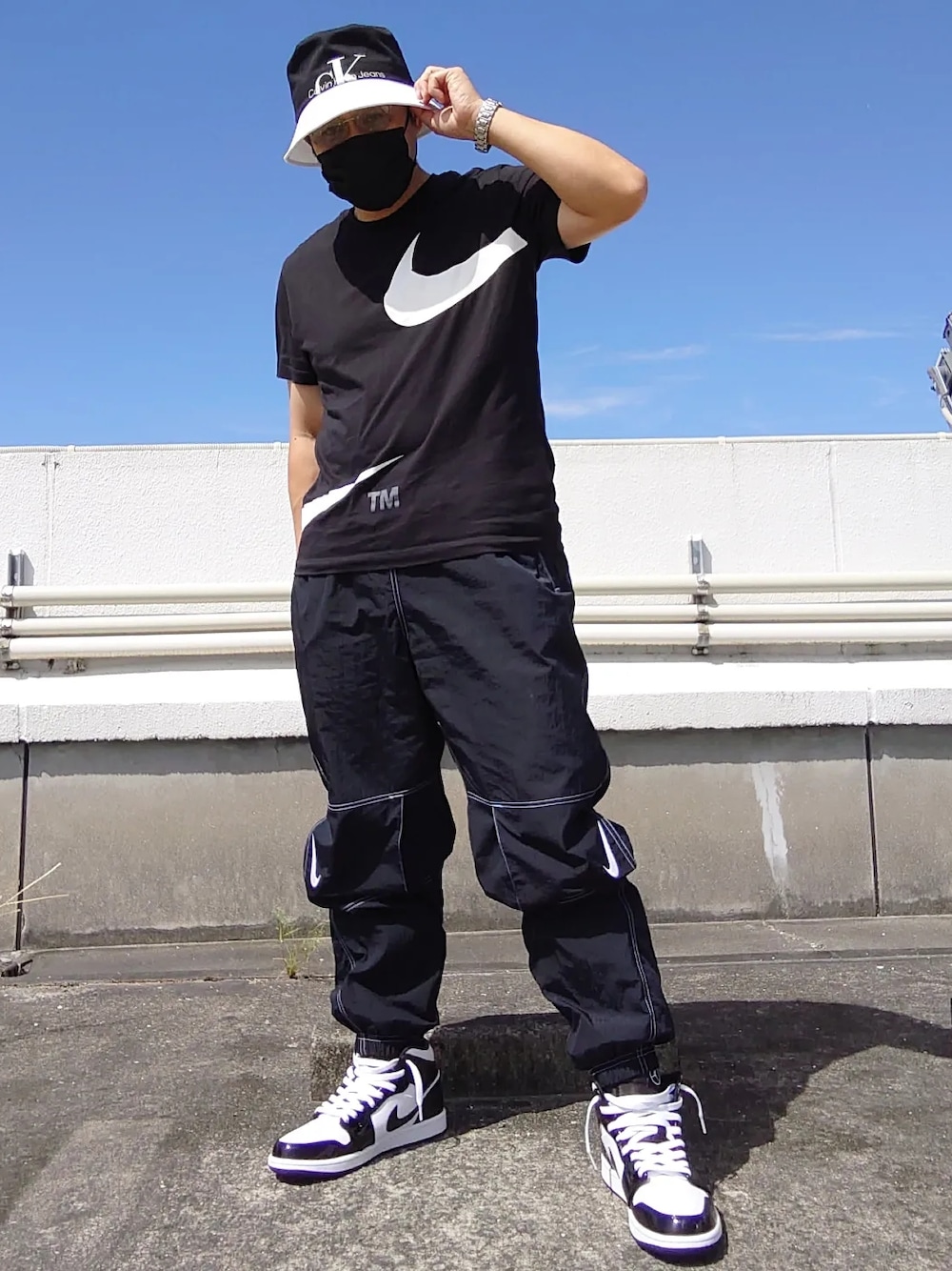 ブラック系のTシャツ/カットソー、ブラック系のその他パンツ、ブラック系のスニーカーを着用したメンズの秋コーディネートの1枚目の写真