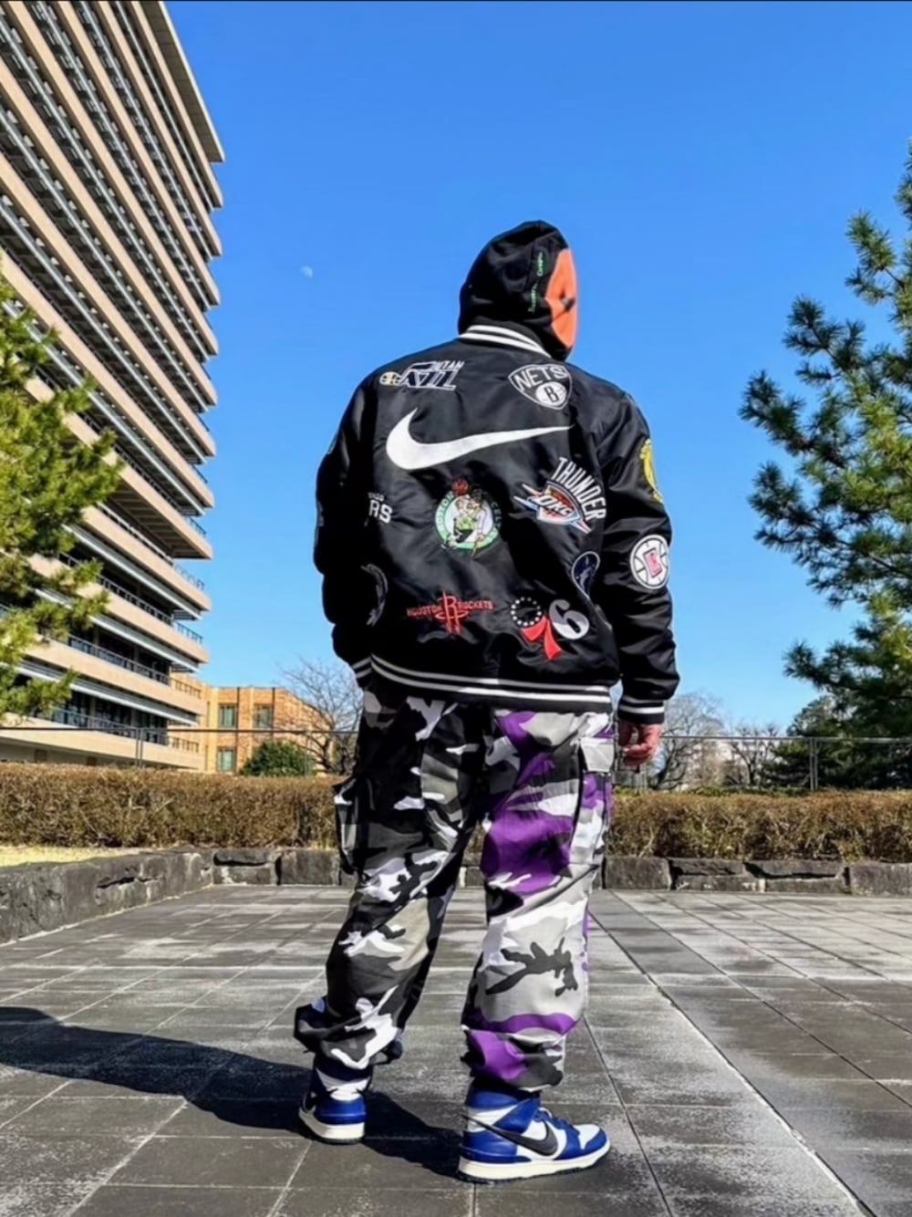 「ストリート、スニーカー、NIKE、ROTHCO、ビッグシルエット、カーゴパンツ、迷彩、軍パン、スポーツミックス、休日スタイル、いいね、save、フォローお願いします🤑、supreme」｜「NIKE×supremeのアイテム（ブルゾン、ブラック系）」を使った、やまちゃんさん（メンズ・170cm）の冬コーディネートの1枚目の写真