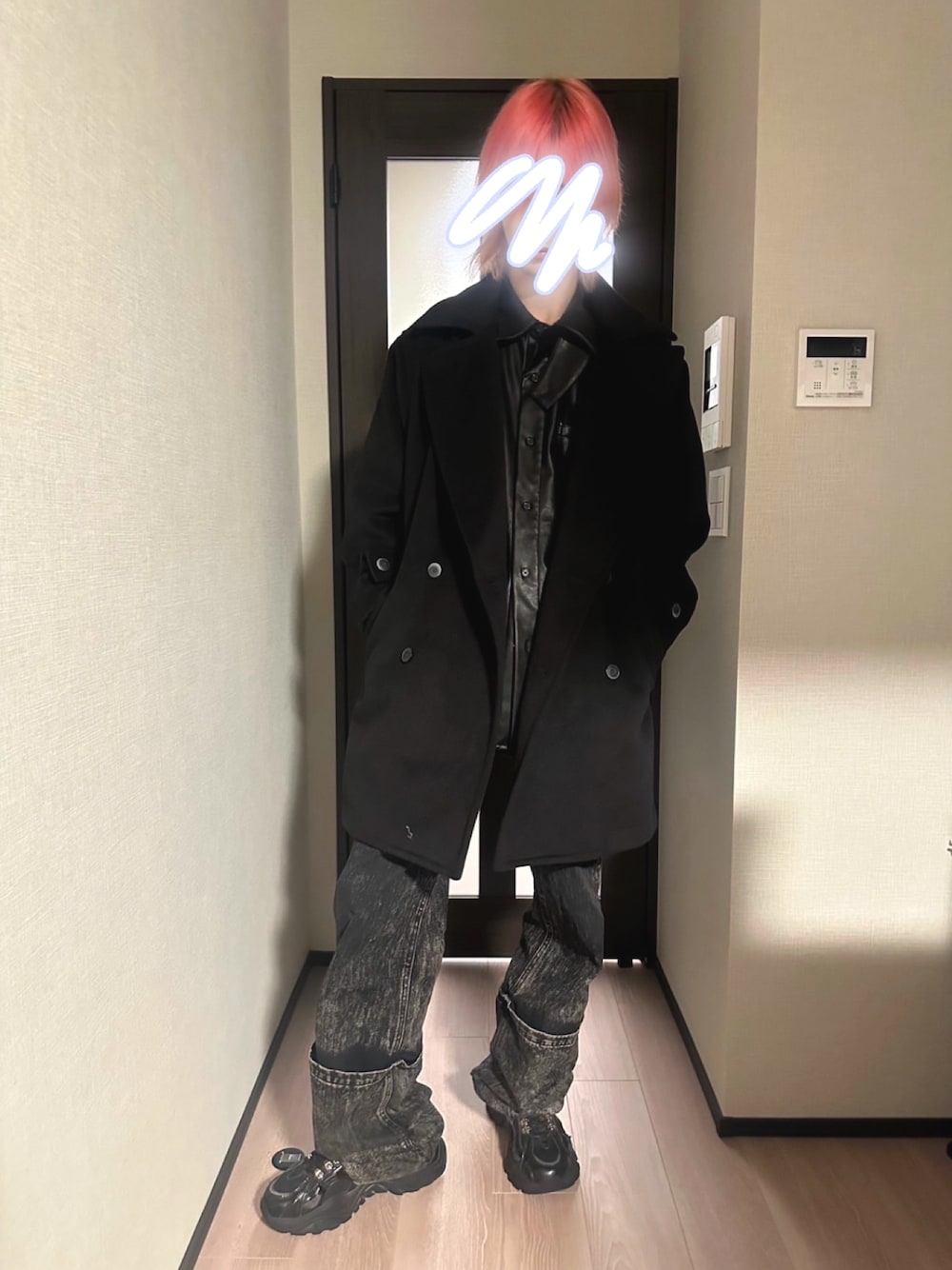 ブラック系のその他アウター、ブラック系のデニムパンツ、ブラック系のスニーカーを着用したメンズの秋コーディネートの1枚目の写真