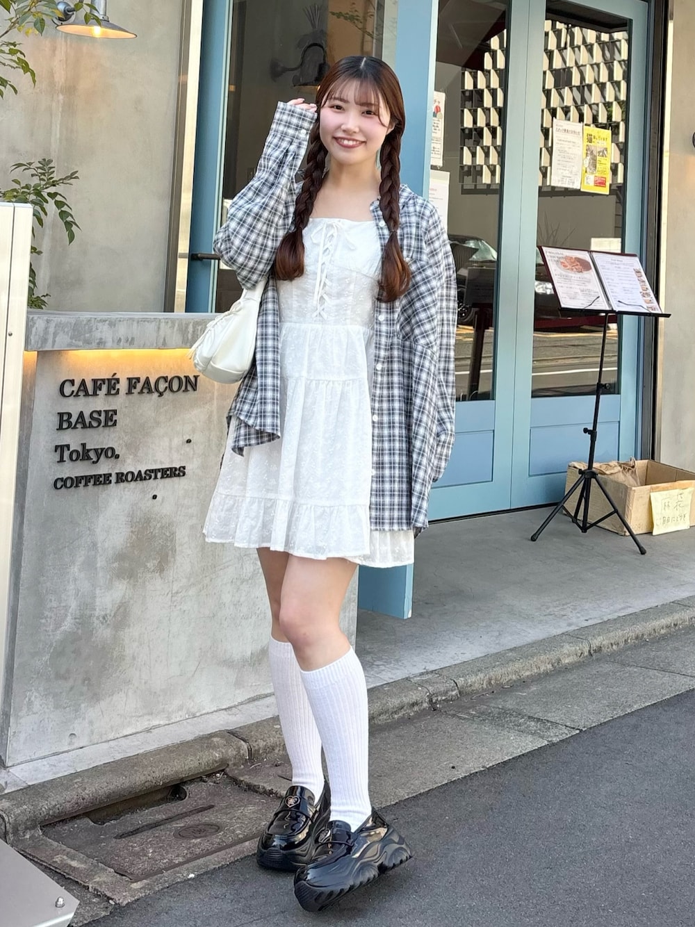 「春コーデ、春服、休日スタイル、お出かけコーデ、ワンピースコーデ、チェックシャツ、キャミワンピ、キャミワンピース、骨格ストレート、オリーブ デ オリーブ(OLIVE des OLIVE)、低身長コーデ、低身長女子、低身長、シャツスタイル、ローファー」｜「OLIVE des OLIVEのBigシャツ（シャツ/ブラウス、ブルー系）」を使った、wakanaさん（骨格ストレート・レディース・153cm）の春コーディネートの1枚目の写真