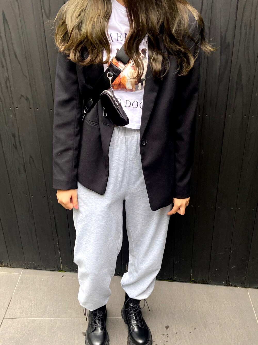 ホワイト系のトップスを着用したレディースの秋コーディネートの1枚目の写真