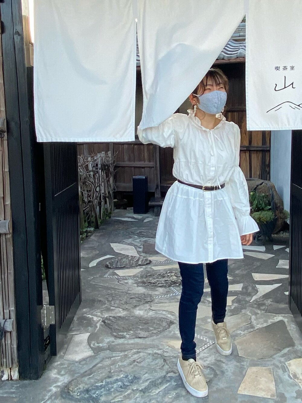 「オトナカジュアル、休日コーデ、今日のコーデ、カジュアル、パンツ、キレイめ、大人ガーリー、淡色コーデ、くすみカラー、フェミニン、秋コーデ、ナチュラル、カフェ、へザー、秋先取りコーデ」｜「NIKEのNIKE ナイキ W AF1 SAGE LOW ウィメンズ AF1 セイジ LOW AR5339-202 DESERT ORE/DESERT ORE-WHITE（スニーカー、ベージュ系）」を使った、𝙽𝚊𝚝𝚜𝚞𝚔𝚒さん（レディース・155cm）の秋コーディネートの1枚目の写真