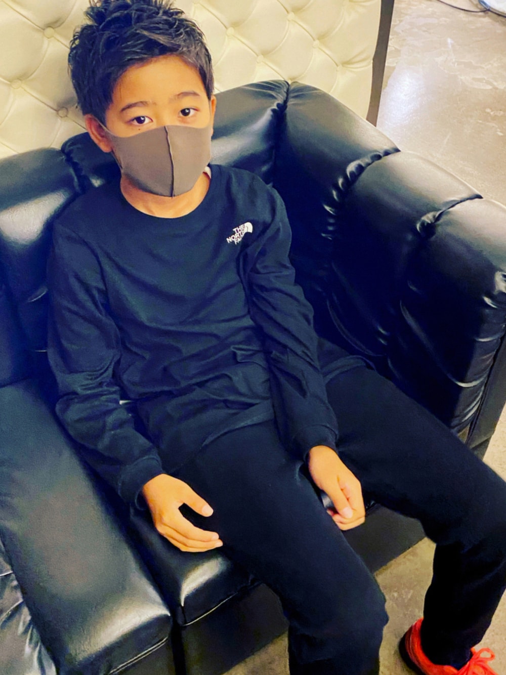 「キッズファッション、キッズコーデ、秋のコーデ、男の子、カジュアル、ロンT、モノトーン、モノトーンコーデ、ヘアーアレンジ、アップバング、美容室、むすこーで、黒コーデ、秋服準備はじめました」｜「THE NORTH FACEのアイテム（トップス、ブラック系）」を使った、Megumiさん（キッズ・149cm）の秋コーディネートの1枚目の写真