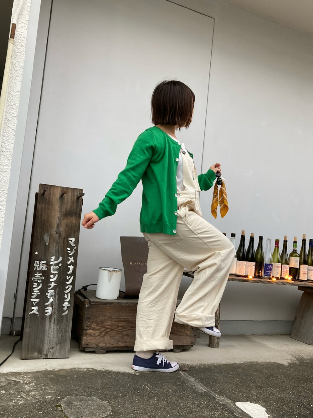 「古着、スニーカー、サロペット、秋のコーデ、緑、古着MIX、Polo Ralph Lauren、低身長、緑コーデ、白サロペット、緑カーディガン」｜「POLO RALPH LAURENの【POLO RALPH LAUREN/ポロラルフローレン】ジュニアサイズ　CHAZ　スニーカー（スニーカー、ホワイト系）」を使った、choborinさん（レディース・146cm）の秋コーディネートの1枚目の写真
