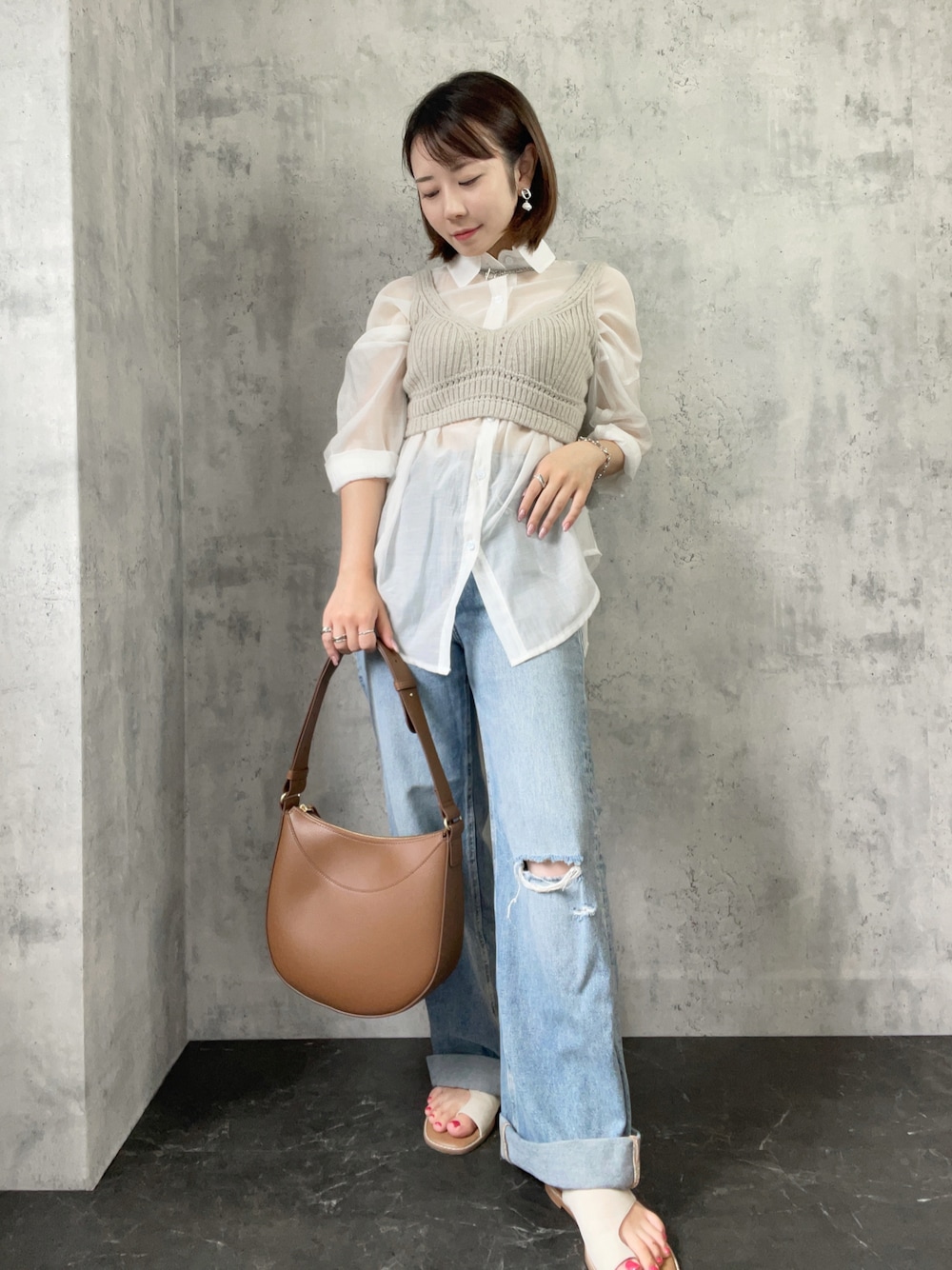 ホワイト系のトップス、シルバー系のピアス(両耳用)、シルバー系のネックレスを着用したレディースの秋コーディネートの1枚目の写真