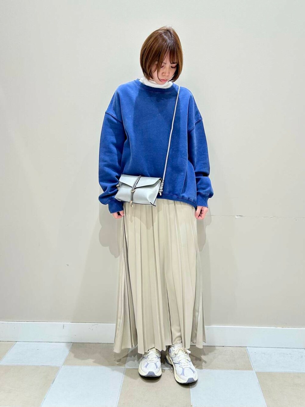 シルバー系のショルダーバッグ、ブルー系のTシャツ/カットソーを着用したレディースの冬コーディネートの1枚目の写真