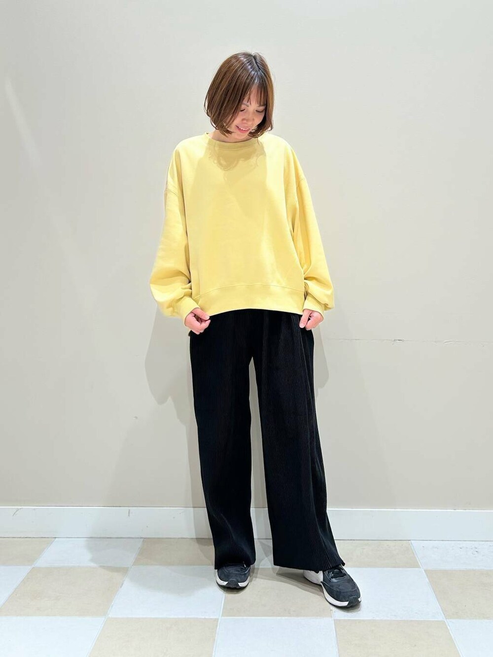 ブラック系のその他パンツ、イエロー系のスウェットを着用したレディースの冬コーディネートの1枚目の写真